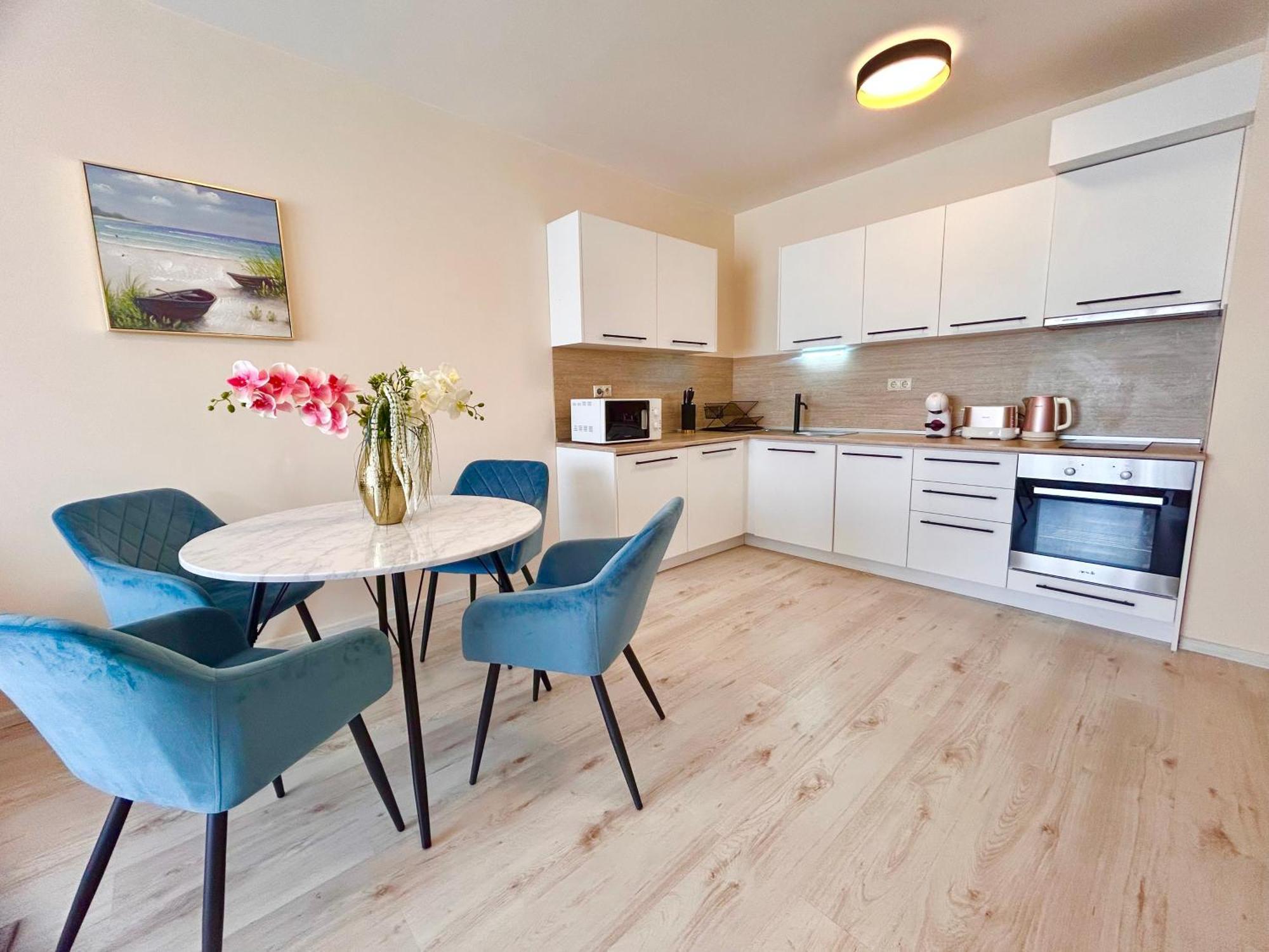 Blue Lagoon Seafront Apartments Варна Экстерьер фото